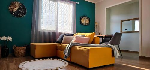 Nuçi's Place 2 Sunny apartment with balcony 15 min from Bllok