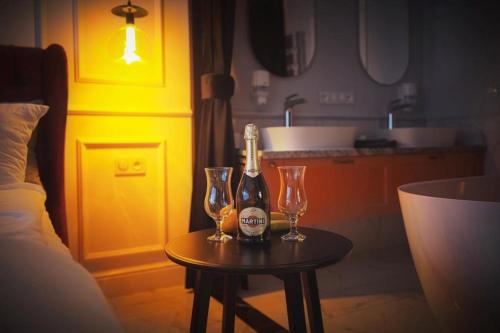 einen Tisch mit zwei Gläsern und eine Flasche Champagner in der Unterkunft ApartPark Lividius -Uzdrowiskowa 46 przy plaży w Świnoujściu in Świnoujście