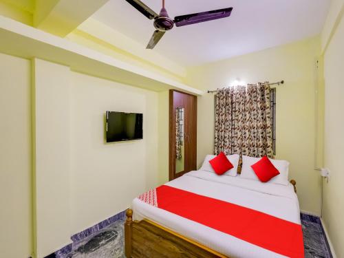 Een bed of bedden in een kamer bij FabExpress Srinivasa Residency