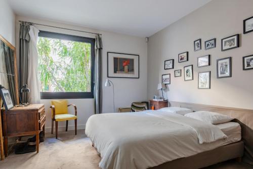 Postel nebo postele na pokoji v ubytování Paris Mimosa Penthouse Residence