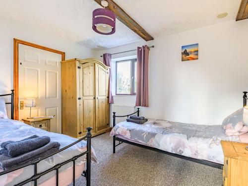 una camera con due letti e una finestra di 3 Bed in Brean MAINC a Berrow