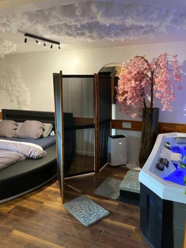 Sala de estar con espejo, cama y espejo en Le 36/Espace bien-être privatif en Bellevaux