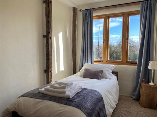 ein Schlafzimmer mit einem Bett mit Handtüchern darauf in der Unterkunft 3 bed property in Bovey Tracey 52042 in Bovey Tracey