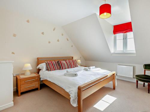 um quarto com uma cama grande e uma janela em 3 bed in Eastbourne EHC26 em Eastbourne