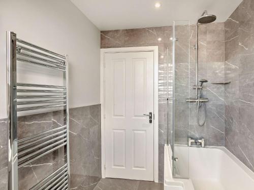 een badkamer met een douche en een witte deur bij 3 bed in Eastbourne EHC26 in Eastbourne