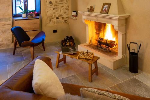 - un salon avec un canapé et une cheminée dans l'établissement MALU' Exclusive Retreat, à Pescocostanzo