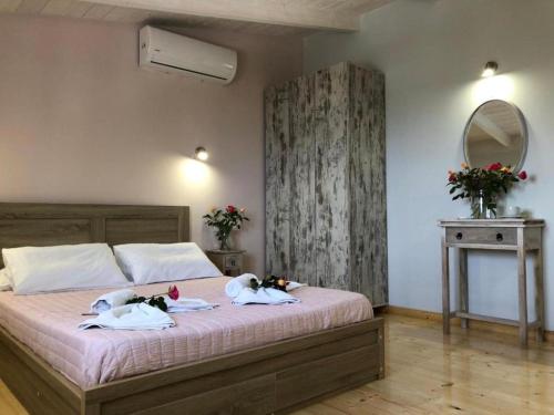 sypialnia z łóżkiem z dwoma ręcznikami w obiekcie Eris Villa - Amazing view In Lefkada w mieście Leukada (miasto)