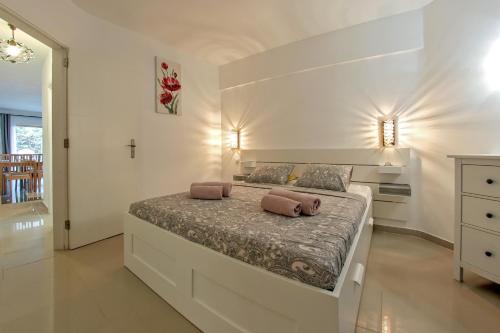 Postel nebo postele na pokoji v ubytování Beachfront lovely apartment Paraiso del Sur A106