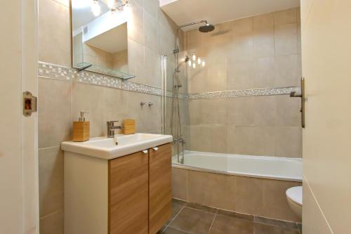 Koupelna v ubytování Beachfront lovely apartment Paraiso del Sur A106