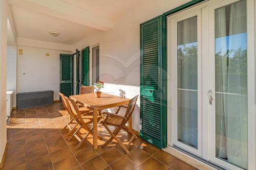 uma sala de jantar com mesa e cadeiras em Residence gli Olmi - Goelba em Marina di Campo