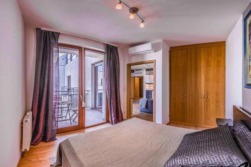 Postel nebo postele na pokoji v ubytování Premium Apartment by Hi5- CP with free parking