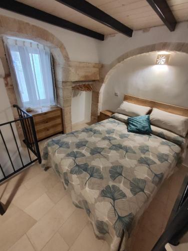 1 dormitorio con 1 cama en una habitación con ventana en Archi Antichi, en Putignano