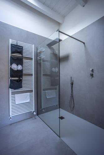 a bathroom with a shower and a glass shower stall at Agriturismo La Ratta in Vernasca