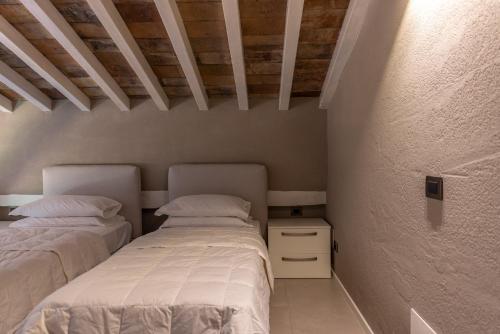 two beds sitting next to each other in a room at Agriturismo La Ratta in Vernasca