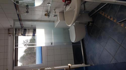 クックスハーフェンにあるCuxhaven Sahlenburgのバスルーム(トイレ付)、窓が備わります。