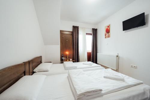 Ένα ή περισσότερα κρεβάτια σε δωμάτιο στο Homoród Kulcsosház