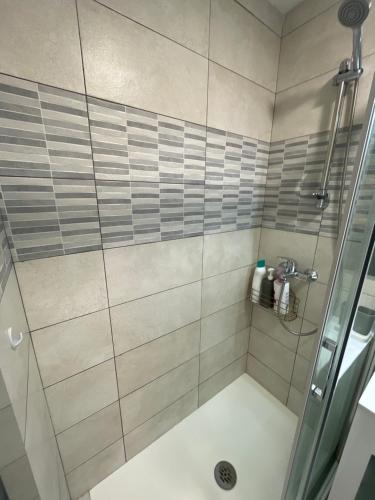 eine Dusche mit Glastür im Bad in der Unterkunft Piso tranquilo y luminoso en Valencia in Valencia