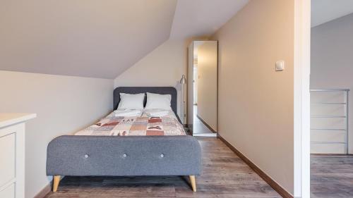 um quarto com uma cama num sótão em Apartamenty Sun & Snow Jasne Wybrzeże em Jastrzebia Gora