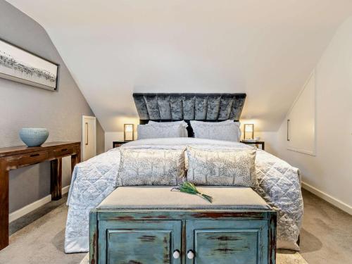 una camera con un letto e un piumone blu e bianco di 1 Bed in Shrewsbury 73521 a Ford