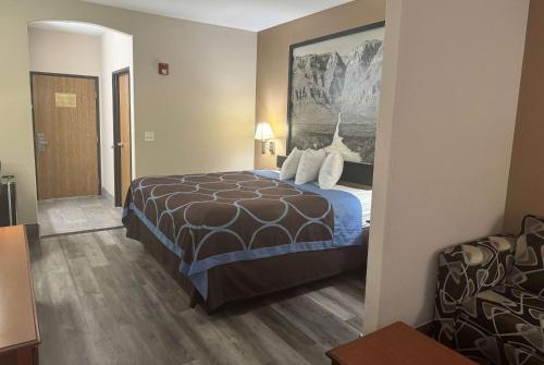 Postel nebo postele na pokoji v ubytování Super 8 by Wyndham Huntsville