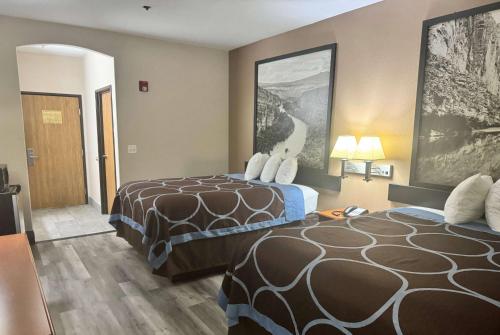 Una cama o camas en una habitación de Super 8 by Wyndham Huntsville