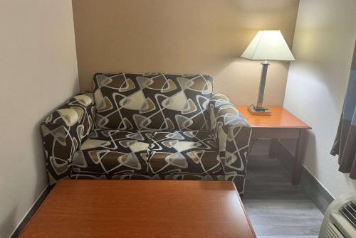 Un lugar para sentarse en Super 8 by Wyndham Huntsville