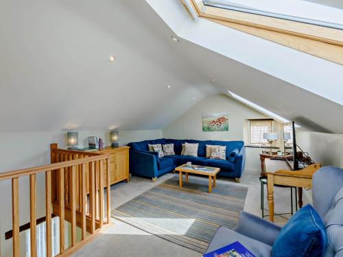 Kirkby Malzeard的住宿－2 Bed in Ripon 75272，客厅设有蓝色的沙发和楼梯。