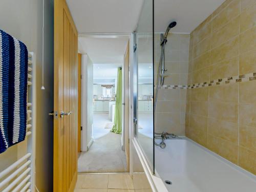 Kirkby Malzeard的住宿－2 Bed in Ripon 75272，带淋浴和浴缸的浴室