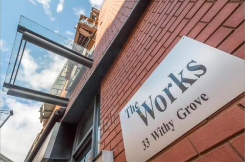 un panneau sur le côté d'un bâtiment dans l'établissement Lovely 2 - bedroom condo in Manchester City centre, à Manchester