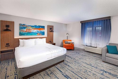 Cama ou camas em um quarto em La Quinta by Wyndham Nashville Airport