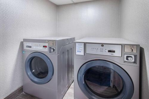 a washing machine and a dryer in a room at La Quinta by Wyndham Nashville Airport in Nashville