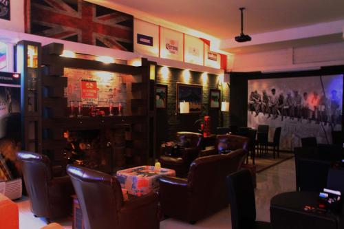 a restaurant with a bar with a flag on the wall at Villa Verde Hotel in Avaré