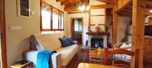 uma sala de estar com um sofá e uma lareira em Casa Matapalacios em Potes