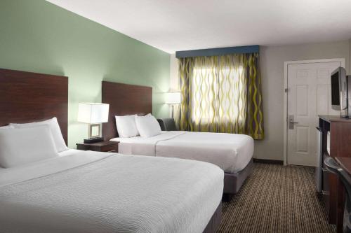 Una cama o camas en una habitación de Wingate by Wyndham Cedar City