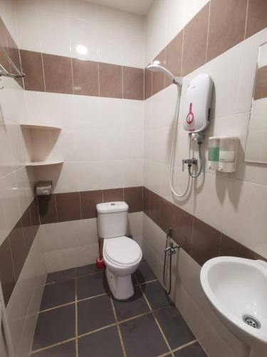 a bathroom with a toilet and a sink at Lung Tok Entreprise 茶馆民宿 in Bukit Mertajam
