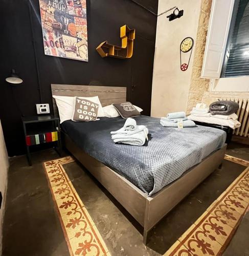 a bedroom with a bed with towels on it at Urban Suite in Corato