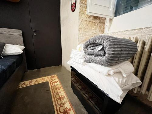 a room with a pile of towels on a bed at Urban Suite in Corato