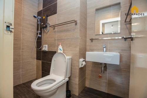 een badkamer met een toilet en een wastafel bij The Houz@Midhill Genting Highlands (Free Wi-Fi) in Genting Highlands