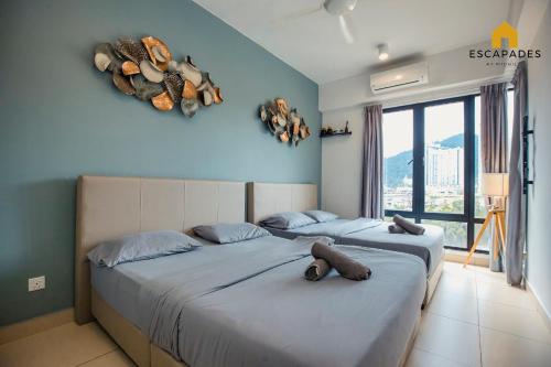 twee bedden in een kamer met blauwe muren bij The Houz@Midhill Genting Highlands (Free Wi-Fi) in Genting Highlands