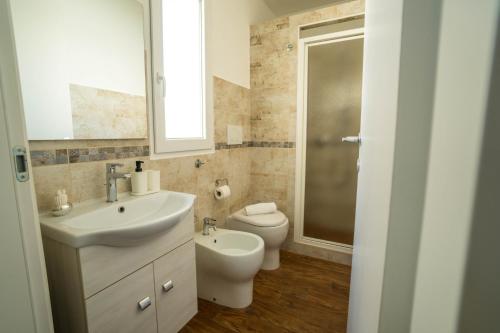 a bathroom with a sink and a toilet at CapoSud - Suite Randa in Marina di Ragusa