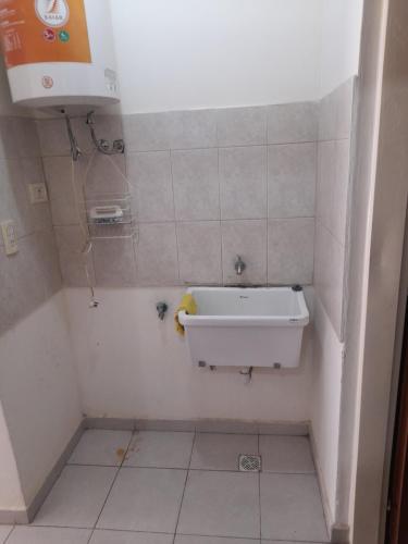 a small bathroom with a tub and a sink at Departamentos del Sol in Resistencia