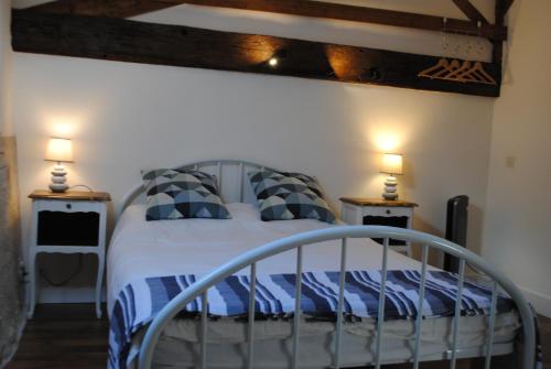 1 dormitorio con 1 cama y 2 lámparas en las mesas en Meric, en Dolmayrac