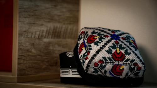 een hoed bovenop een tafel bij Hotel Shosh Boutique in Tasjkent