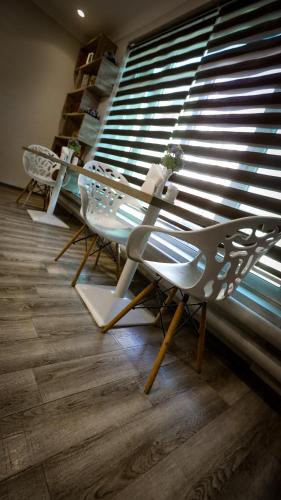 een kamer met twee stoelen, een tafel en een raam bij Hotel Shosh Boutique in Tasjkent