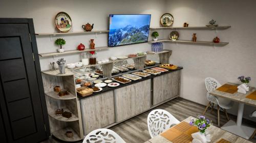 een bakkerij met een hoop eten te zien bij Hotel Shosh Boutique in Tasjkent