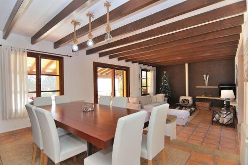 Ruang duduk di 151 Villa Es Triquet ET3366 by Mallorca Charme