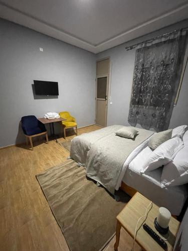 - une chambre avec un lit, un bureau et une télévision dans l'établissement Palms Garden, à Erfoud