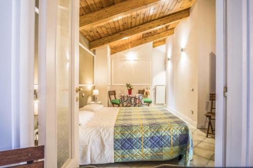 una camera con un grande letto di Amore Rentals - Appartamento Caruso a Sorrento