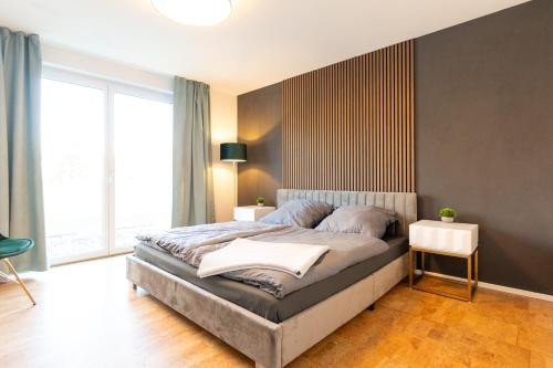 a bedroom with a large bed and a large window at Luxus 3,5 Zi-Whg 128m2, 8 Min zum See & Altstadt in Stein am Rhein
