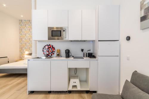 2 bedrooms 2 bathrooms- Modern and Bright- Center